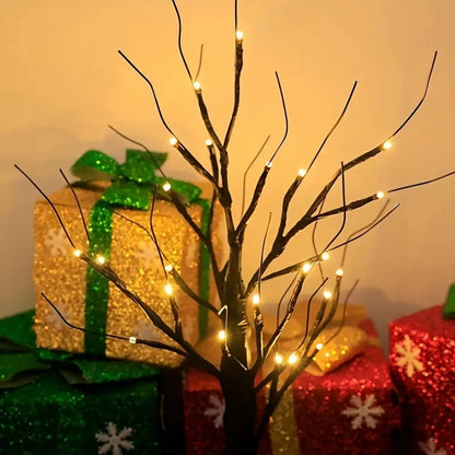 Schwarzer LED Baum vor Weihnachtsgeschenken mit grüner und roter Verpackung