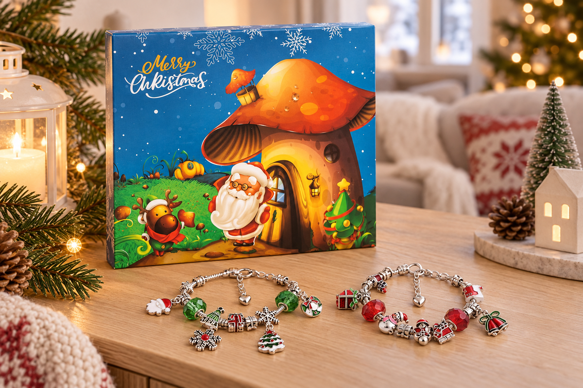 Pilzhaus-Kalender auf einem Holztisch vor Laterne und Tannenbäumchen, davor zwei fertige Armbänder