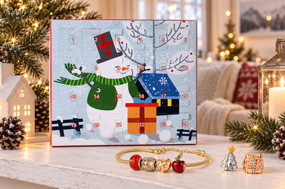 Schneemann-Kalender auf einem hellen Regal im Wohnzimmer, davor ein goldfarbenes Armband mit roten Perlen