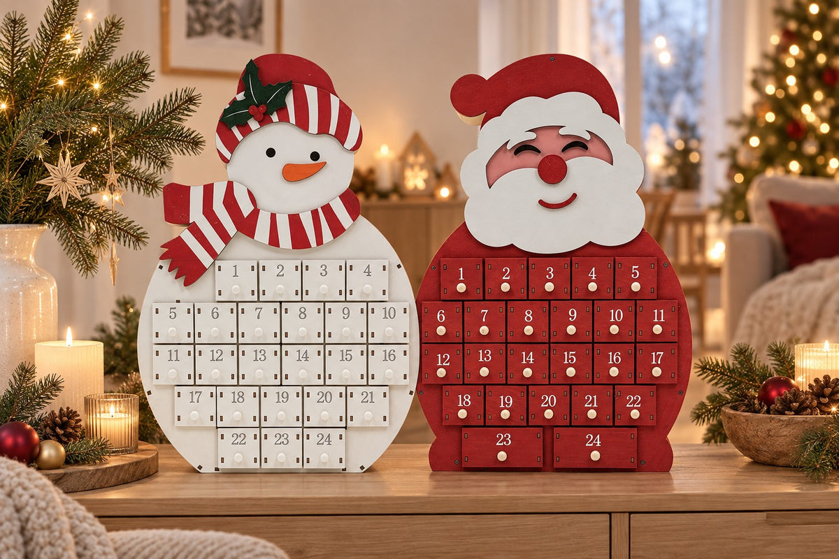 Schneemann- und Weihnachtsmann-Adventskalender aus Holz nebeneinander auf einer Kommode im Advent