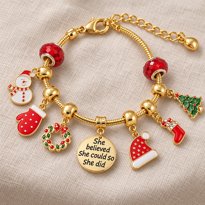 Goldenes Charm-Armband auf Leinen mit Schneemann, rotem Fäustling, Kranz, Nikolausmütze, Socke und Spruch-Plakette