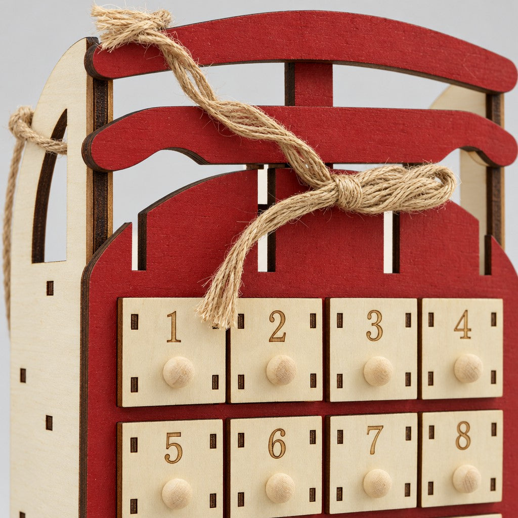 Detail: Jute-Schleife am roten Schlittengriff und Holzschubladen 1 bis 8 mit gravierten Zahlen