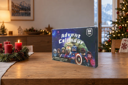 Titan-Hero-Box mit Marvel-Helden auf dem Esstisch neben dem Adventskranz mit brennender Kerze
