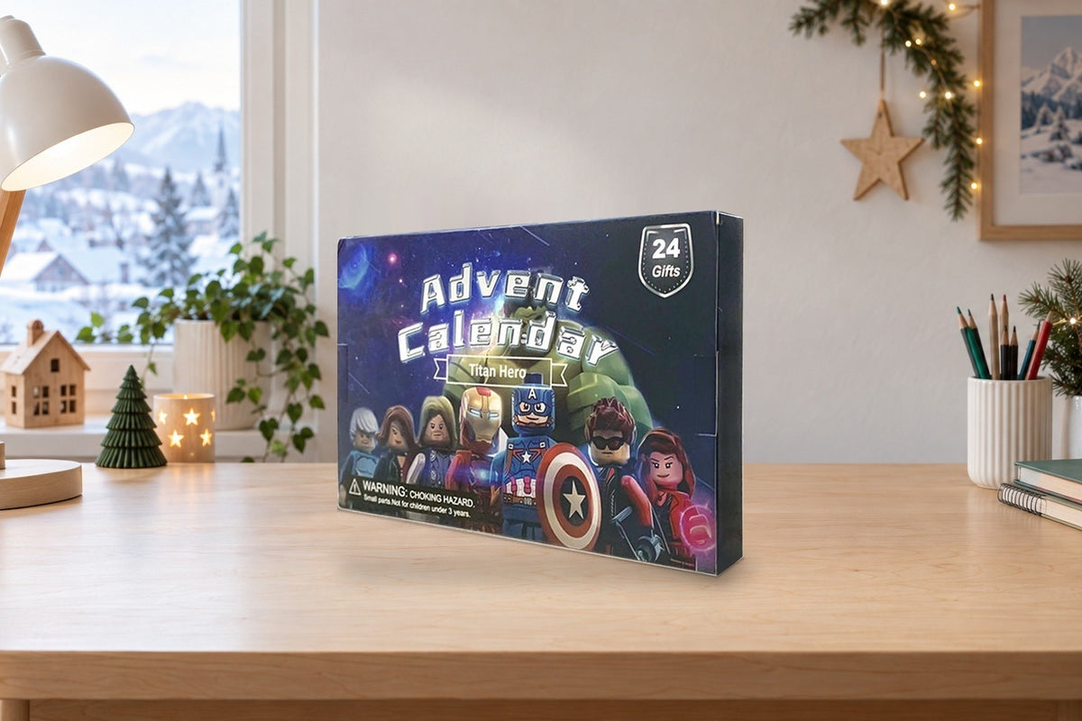 Marvel-Bausteinkalender auf dem Schreibtisch im Jugendzimmer neben Stiftebecher und Lampe