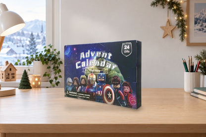 Marvel-Bausteinkalender auf dem Schreibtisch im Jugendzimmer neben Stiftebecher und Lampe