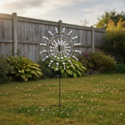 Windrad Garten metallic – Metall Windspiel auf Erdstab im grünen Garten