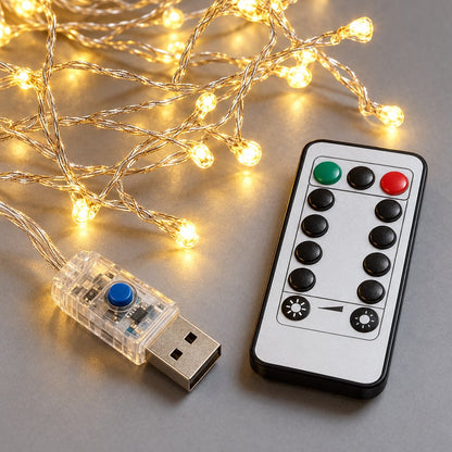 Fernbedienung mit 8 Leuchtmodi und Dimmer neben dem USB-Stecker der warmweissen LED Clusterkette
