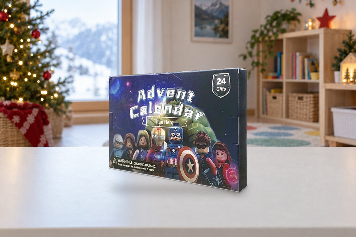 Adventskalender mit Superhelden-Minifiguren auf dem weissen Spieltisch im hellen Kinderzimmer