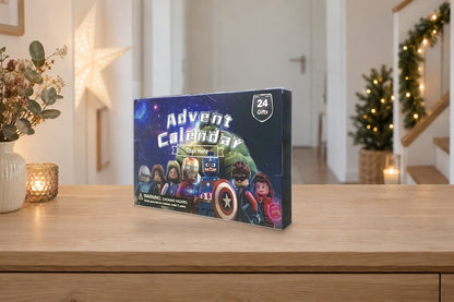 Titan-Hero-Adventskalender für Baustein-Fans auf der hellen Kommode im Flur
