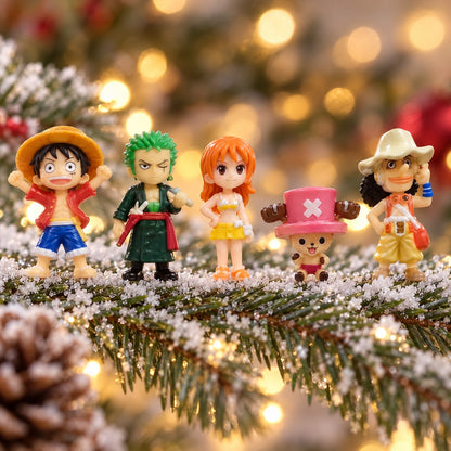 Nahaufnahme One Piece Mini-Figuren am verschneiten Tannenzweig