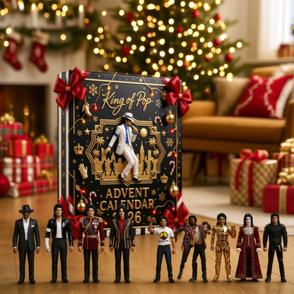 King of Pop Adventskalender 2026 im weihnachtlichen Wohnzimmer, davor die Acryl-Anhänger aufgereiht