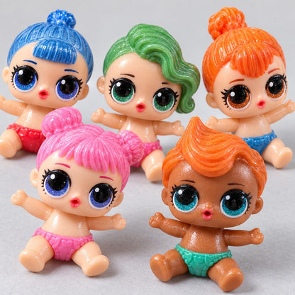 Nahaufnahme: Baby-Figuren mit grossen Glitzeraugen und Haaren in Blau, Grün, Orange und Rosa