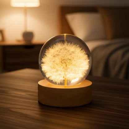 Pusteblume Nachtlicht in 6 cm Kugel aus Kunstharz auf rundem Holzsockel, am Nachttisch im abendlichen Schlafzimmer