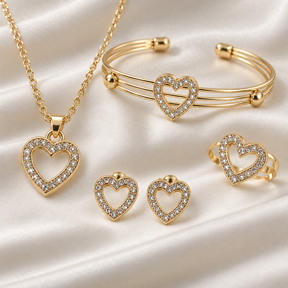 Goldenes Herz-Set mit Strass auf weissem Satin: Halskette, Armreif, Ohrstecker und Ring