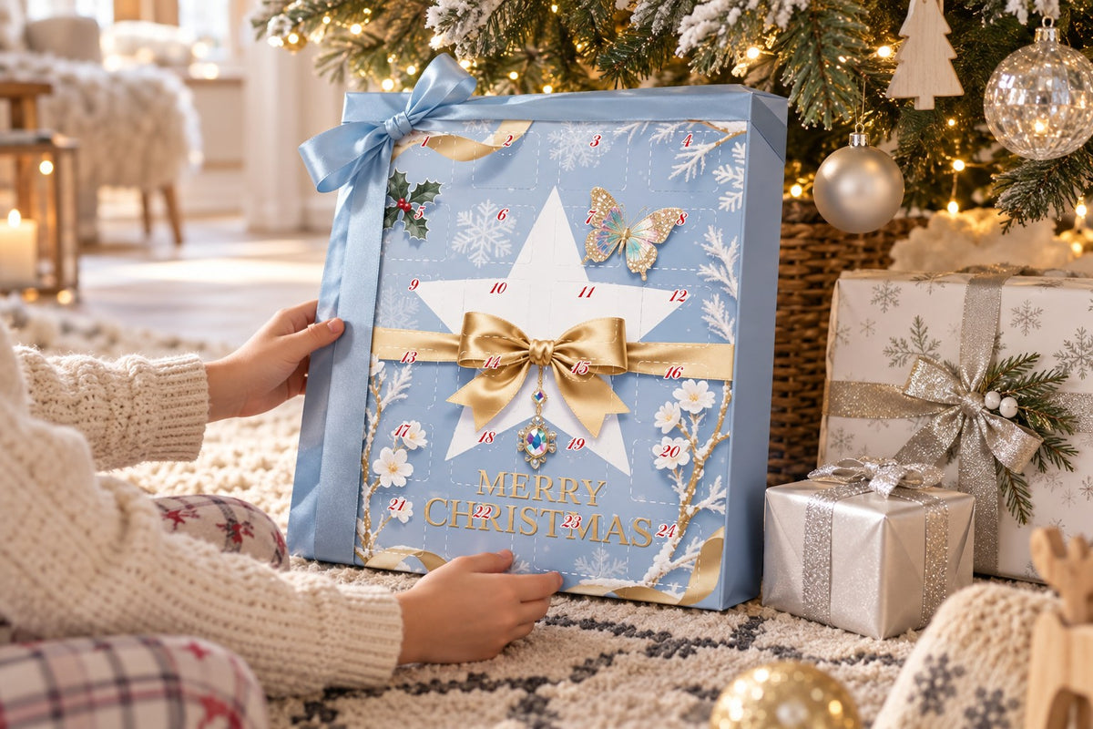 Hände heben die hellblaue Box mit Satinschleife vor silbernen Geschenken hoch