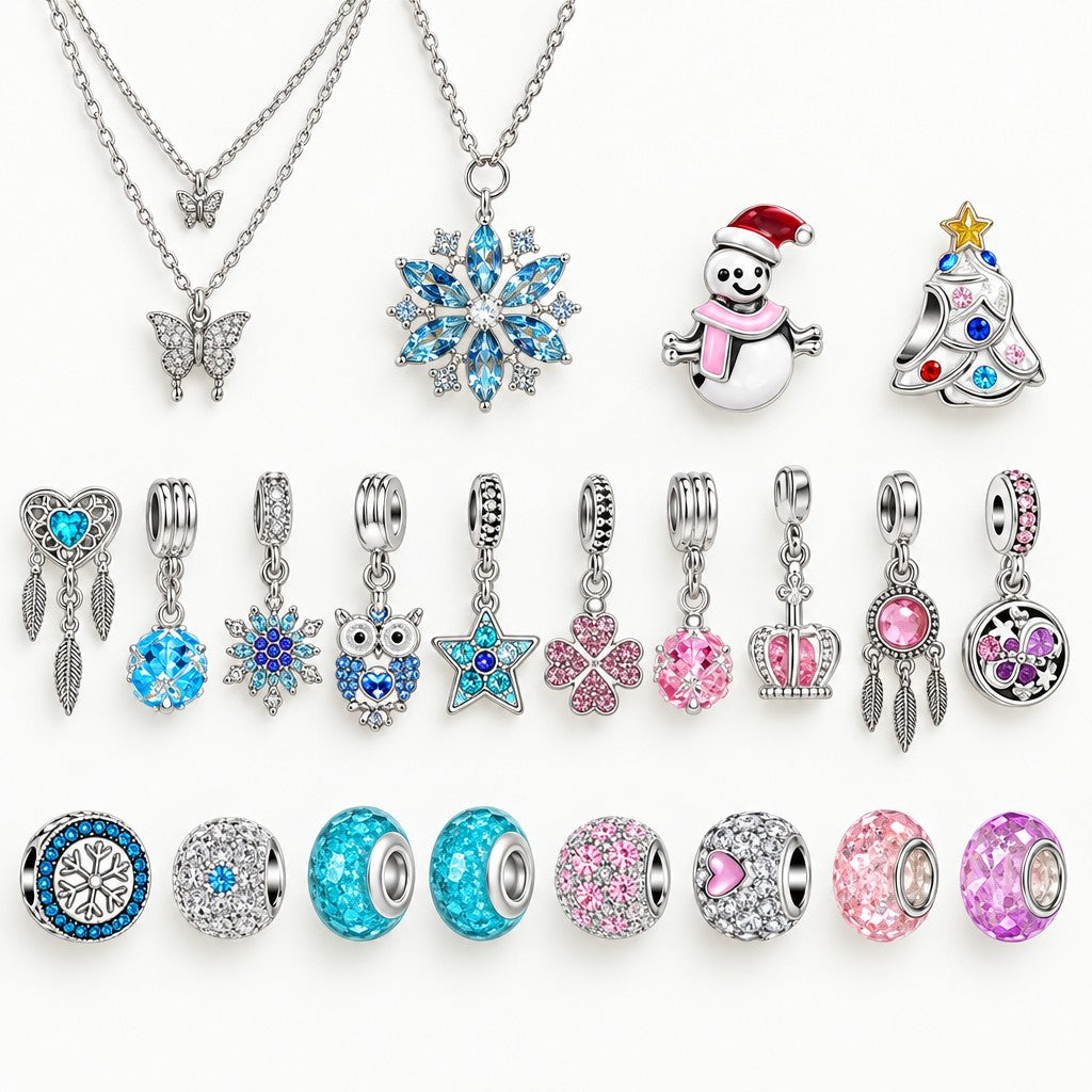 Einzelteile auf Weiss: Schmetterlingskette, Schneeflockenkette, Schneemann, Glitzertanne und Kristallperlen
