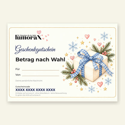 Geschenkgutschein Winter von lumoraX: cremefarbenes Geschenk mit blau-weissem Karoband, Tannenzweigen und Schneeflocken