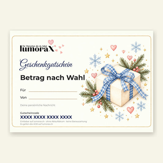 Geschenkgutschein Winter von lumoraX: cremefarbenes Geschenk mit blau-weissem Karoband, Tannenzweigen und Schneeflocken