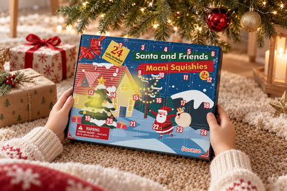 Kinderhände halten den Mochi-Squishy-Adventskalender unter dem Weihnachtsbaum