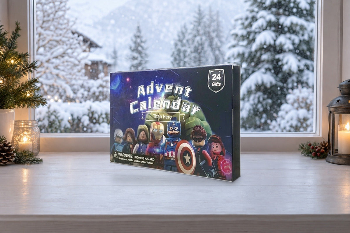 Superhelden-Adventskalender auf der Fensterbank, draussen verschneite Tannen im Schneefall