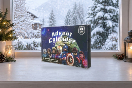 Superhelden-Adventskalender auf der Fensterbank, draussen verschneite Tannen im Schneefall