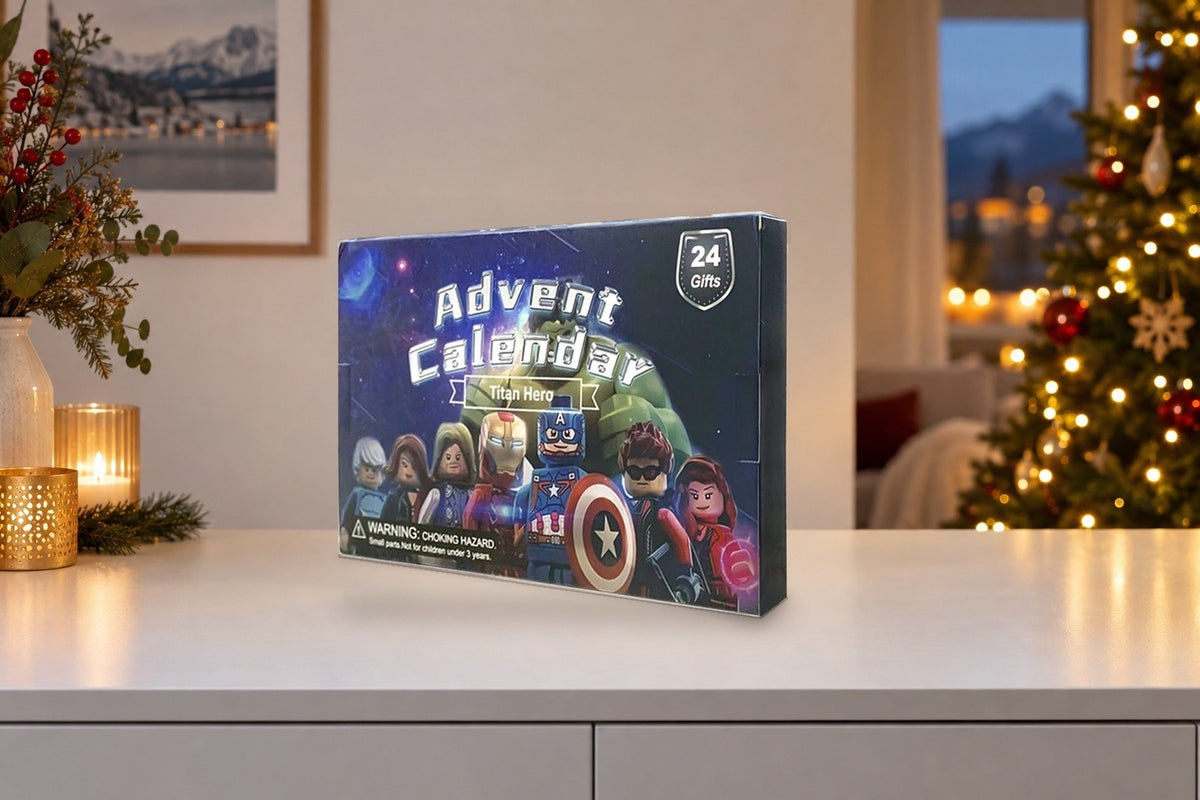 Titan-Hero-Kalender mit Chibi-Helden auf dem Sideboard, Lichterkette und geschmückter Tannenbaum im Hintergrund