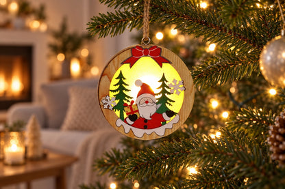Runder LED-Holzanhänger mit Weihnachtsmann am Christbaum im Wohnzimmer