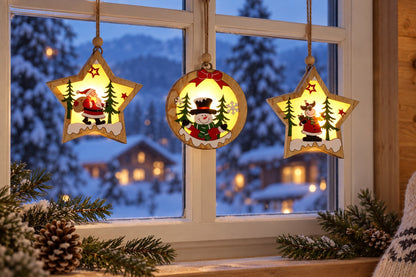 Beleuchtete Weihnachtsdeko aus Holz am Fenster: Stern mit Weihnachtsmann, runder Schneemann und Stern mit Rentier