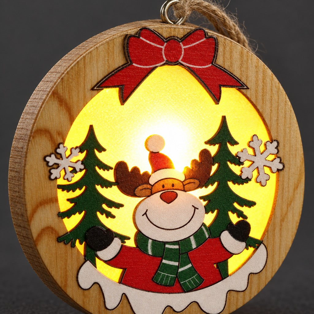 Nahaufnahme runder Holzanhänger mit Rentier, Holzmaserung und warmes LED-Licht