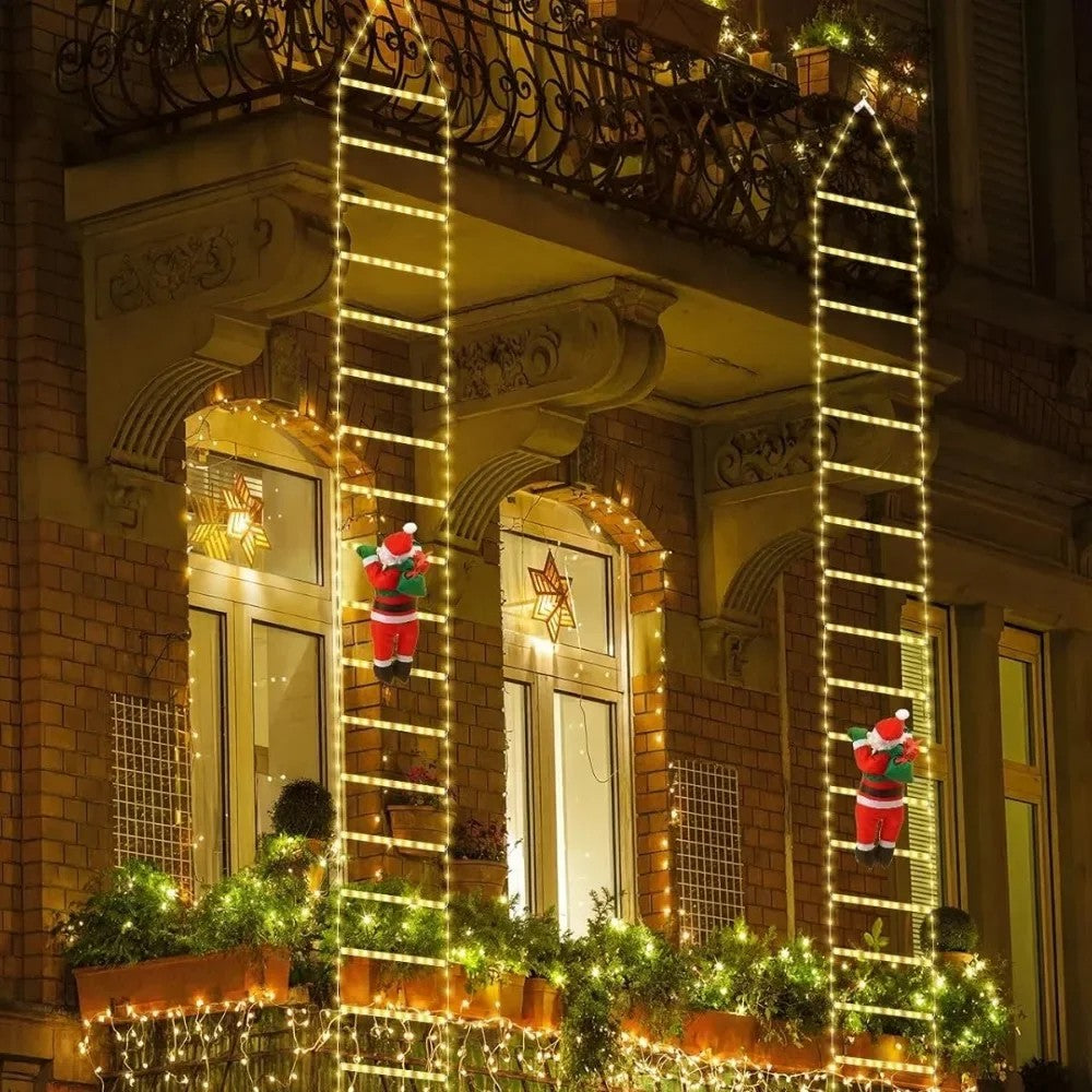 Weihnachtsmann Leiter in Warmweiss an einer Fassade neben Balkon und Fenstern