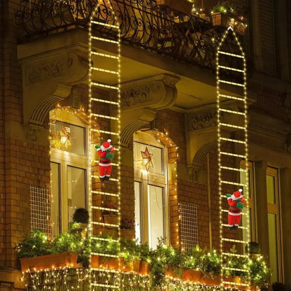 Weihnachtsmann Leiter in Warmweiss an einer Fassade neben Balkon und Fenstern