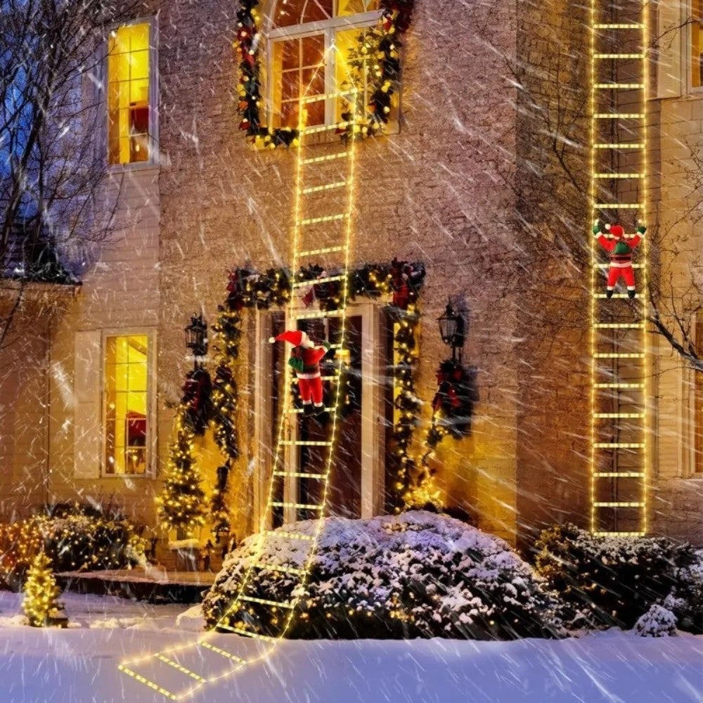Weihnachtsmann klettert an einer warmweissen Lichterleiter bei Schneefall zum Fenster