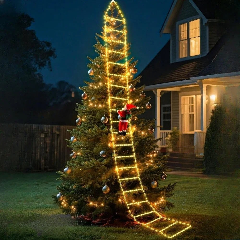 Warmweisse LED-Leiter mit kletterndem Weihnachtsmann am Tannenbaum im Garten