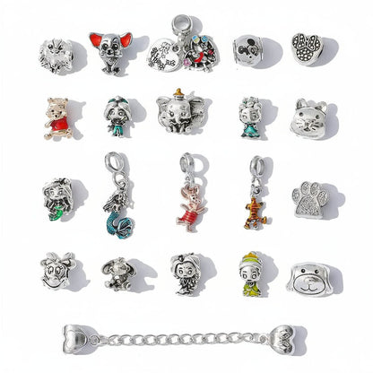 Inhalt vom Armband Adventskalender: rund 20 Charms mit Pooh, Ferkel, Tigger, Prinzessinnen und Sicherheitskette