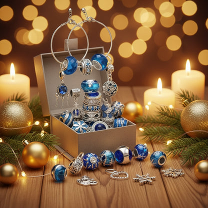 Detailansicht des Adventskalender 2025 Winterblau mit 24 verschiedenen Schmuckanhängern, perfekt für ein individuelles Armband