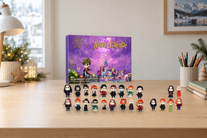 Lila Zauberer-Adventskalender mit Hexen- und Zaubererfiguren auf einem hellen Kinderschreibtisch mit Schreibtischlampe